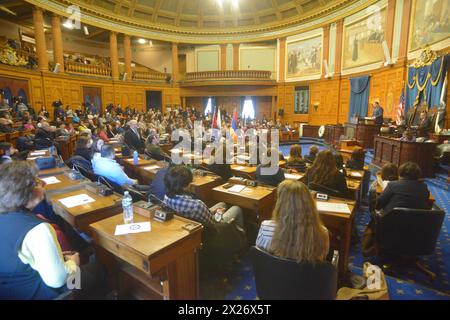 Boston, Ma, USA. April 2024. Armenier und Freunde nehmen am 109. Jahrestag des Völkermordes an den Armeniern 1915 durch die osmanische Regierung Teil. Die diesjährige Veranstaltung ist von immenser Bedeutung, insbesondere angesichts der jüngsten ethnischen Säuberung der Armenier aus Berg-Karabch im September letzten Jahres durch die Streitkräfte der Regierung Aserbaidschans. (Kreditbild: © Kenneth Martin/ZUMA Press Wire) NUR REDAKTIONELLE VERWENDUNG! Nicht für kommerzielle ZWECKE! Stockfoto