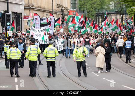 Manchester, Großbritannien. April 2024. 29. Wochenende in Folge marschiert die palästinensische Anti-Gaza-Demonstration durch das Stadtzentrum von Manchester. Die Palästina-Demo begann in Piccadilly und marschierte dann durch das Stadtzentrum. die Mitglieder der jüdischen Gemeinschaft JVL Jewish Voice for Labour enthielten Banner zur Unterstützung Palästinas und fuhren durch den Stadtkreislauf, nachdem sie an der Barclays Bank auf der Market Street und der AXA Insurance auf der King St Halt machten. Quelle: GaryRobertsphotography/Alamy Live News Stockfoto