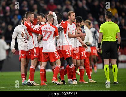 FC Bayern München Spieler feiern Sieg, Konrad Laimer FC Bayern München FCB (27) Eric Dier FC Bayern München FCB (15) Dayot Upamecano FC Stockfoto