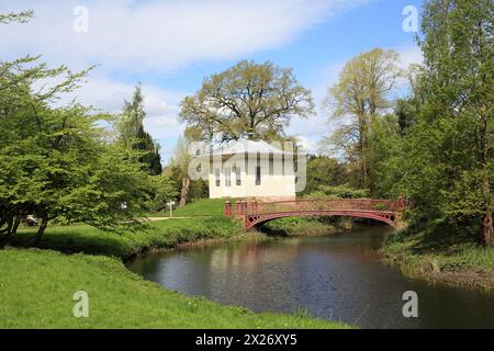 Chinesisches Haus und Brücke auf dem Anwesen Shugborough, Staffordshire, England, Großbritannien. Stockfoto