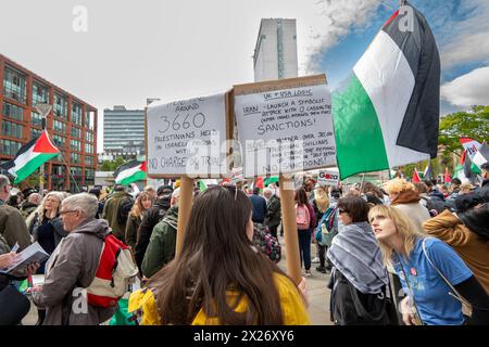 Manchester, Großbritannien. April 2024. 29. Wochenende in Folge marschiert die palästinensische Anti-Gaza-Demonstration durch das Stadtzentrum von Manchester. Die Palästina-Demo begann in Piccadilly und marschierte dann durch das Stadtzentrum. die Mitglieder der jüdischen Gemeinschaft JVL Jewish Voice for Labour enthielten Banner zur Unterstützung Palästinas und fuhren durch den Stadtkreislauf, nachdem sie an der Barclays Bank auf der Market Street und der AXA Insurance auf der King St Halt machten. Quelle: GaryRobertsphotography/Alamy Live News Stockfoto