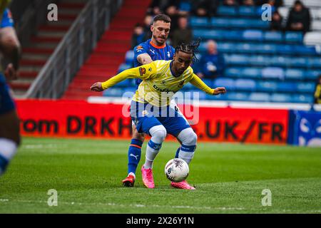 Liam Hogan von Oldham Athletic kämpft am Samstag, den 20. April 2024, im Boundary Park in Oldham um den Besitz während des Spiels der Vanarama National League zwischen Oldham Athletic und Wealdstone. (Foto: Phill Smith | MI News) Credit: MI News & Sport /Alamy Live News Stockfoto