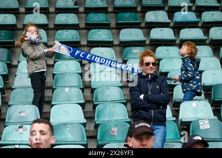 Den Haag, Niederlande. April 2024. DEN HAAG, NIEDERLANDE - 20. APRIL: Fans und Fans des FC Eindhoven beim niederländischen Keuken Kampioen Divisie Spiel zwischen ADO den Haag und FC Eindhoven im Bingoal Stadion am 20. April 2024 in den Haag, Niederlande. (Foto von Hans van der Valk/Orange Pictures) Credit: Orange Pics BV/Alamy Live News Stockfoto