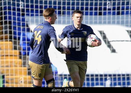 Birkenhead, Großbritannien. April 2024. Josh Kelly vom AFC Wimbledon (r) feiert, nachdem er seinem Team das 1. Tor geschossen hat. EFL Skybet Football League Two Match, Tranmere Rovers gegen AFC Wimbledon, Prenton Park, Birkenhead, Wirral am Samstag, den 20. April 2024. Dieses Bild darf nur für redaktionelle Zwecke verwendet werden. Nur redaktionelle Verwendung, .PIC von Chris Stading/ Credit: Andrew Orchard Sportfotografie/Alamy Live News Stockfoto