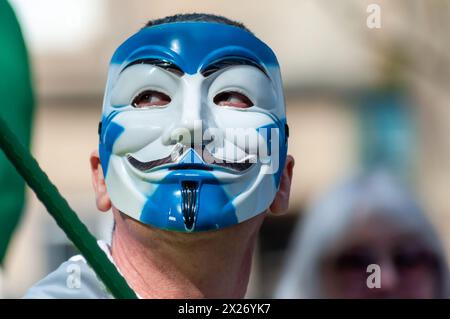 Glasgow, Schottland, Großbritannien. April 2024. Ein Unterstützer der schottischen Unabhängigkeit mit einer Saltire-Maske marschiert vom Kelvingrove Park durch das Stadtzentrum zu einer Kundgebung auf dem George Square. Die Veranstaltung wurde von der Gruppe Believe in Scotland organisiert. Quelle: Skully/Alamy Live News Stockfoto