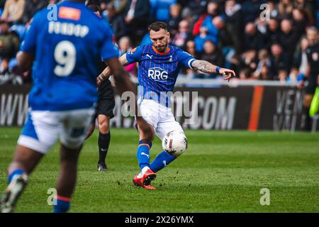 Liam Hogan von Oldham Athletic schießt am Samstag, den 20. April 2024, einen Torschuss beim Spiel der Vanarama National League zwischen Oldham Athletic und Wealdstone im Boundary Park, Oldham. (Foto: Phill Smith | MI News) Credit: MI News & Sport /Alamy Live News Stockfoto