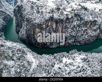 Guizhou Qiandongnan Grand Canyon mit schwerem Schnee und Winterschneekulisse in Silber Stockfoto