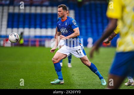 Harrison McGahey von Oldham Athletic während des Vanarama National League-Spiels zwischen Oldham Athletic und Wealdstone im Boundary Park, Oldham, am Samstag, den 20. April 2024. (Foto: Phill Smith | MI News) Credit: MI News & Sport /Alamy Live News Stockfoto