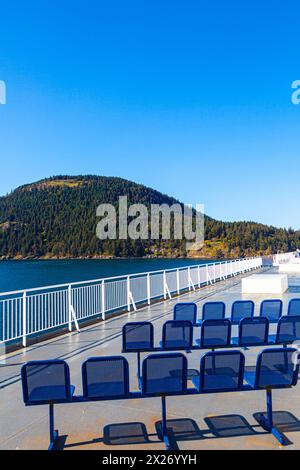 Ein Schiff der BC Ferries, das am südlichen Ende der Insel Galiano in den Active Pass einfährt Stockfoto