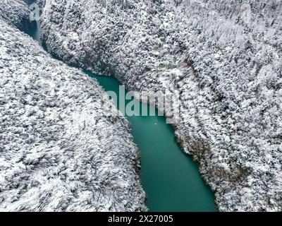 Guizhou Qiandongnan Grand Canyon mit schwerem Schnee und Winterschneekulisse in Silber Stockfoto