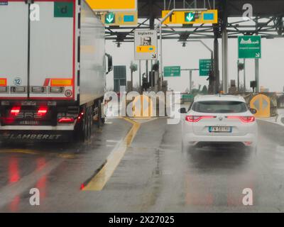 Mailand, Italien - 26. April 2023 Annäherung an eine Mautstelle mit einem Navigationsgerät im Vordergrund, Autobahn A1 Stockfoto