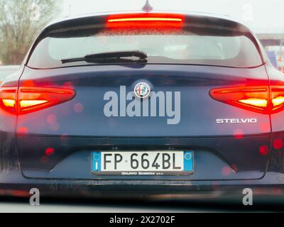 Mailand, Italien - 26. April 2023 Umlauf auf einer Autobahn bei bewölktem Wetter, Autobahn A1 A8 bei Mailand, Italien Stockfoto