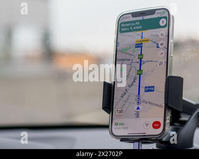 Mailand, Italien - 26. April 2023 Smartphone mit GPS-Navigation auf dem Armaturenbrett eines Autos, A1 A8 in der Nähe von Mailand, Italien Stockfoto