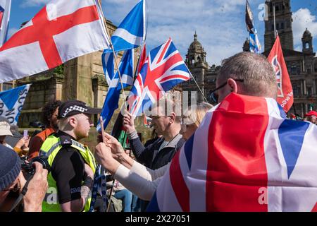 Glasgow, Schottland, Großbritannien. April 2024. Die Gegenprotestierenden veranstalten ihre eigene Demonstration gegen die schottischen Unabhängigkeitsbefürworter, als sie auf dem George Square zu einer Kundgebung eintreffen. Quelle: Skully/Alamy Live News Stockfoto