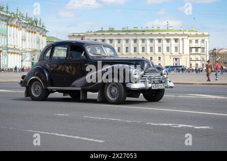 SANKT PETERSBURG, RUSSLAND - 21. MAI 2017: Retro-Auto BMW/EMW-340 in Bewegung an einem sonnigen Maitag Stockfoto