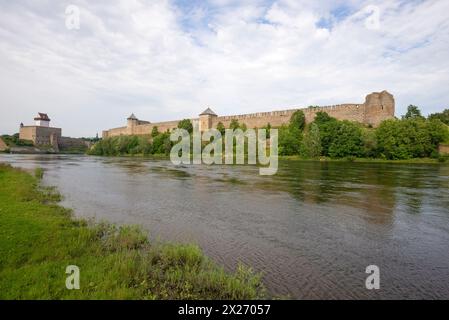 Herman Castle und Ivangorod Festung am Fluss Narova an einem Augusttag. Blick von der estnischen Seite. Grenze zwischen Estland und Russland Stockfoto