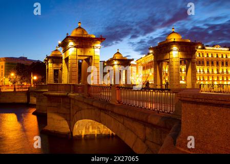 SANKT PETERSBURG, RUSSLAND - 25. JUNI 2019: Alte Lomonossow-Brücke auf dem Fluss Fontanka in einer weißen Nacht Stockfoto