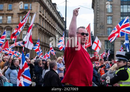 Glasgow, Schottland, Großbritannien. April 2024. Die Gegenprotestierenden veranstalten ihre eigene Demonstration gegen die schottischen Unabhängigkeitsbefürworter, als sie auf dem George Square zu einer Kundgebung eintreffen. Quelle: Skully/Alamy Live News Stockfoto