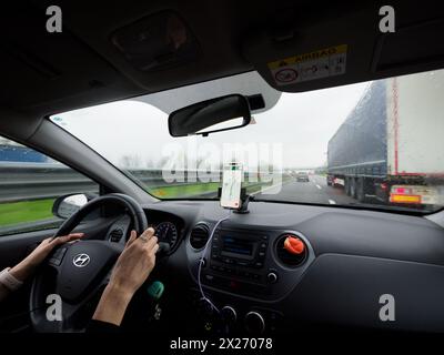 Mailand, Italien - 26. April 2023 Ansicht aus einem Auto mit Smartphone-Navigationseinrichtung Fahren Stockfoto