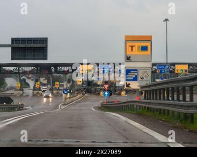 Mailand, Italien - 26. April 2023 Annäherung an eine Mautstelle mit einem Navigationsgerät im Vordergrund, Autobahn A1 Stockfoto