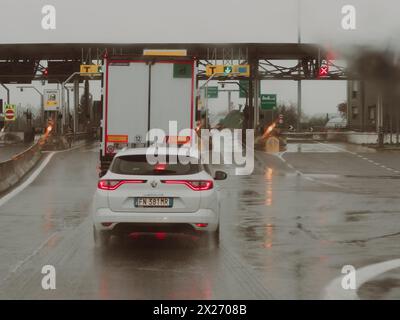 Mailand, Italien - 26. April 2023 Annäherung an eine Mautstelle mit einem Navigationsgerät im Vordergrund, Autobahn A1 Stockfoto