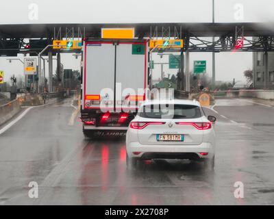 Mailand, Italien - 26. April 2023 Annäherung an eine Mautstelle mit einem Navigationsgerät im Vordergrund, Autobahn A1 Stockfoto