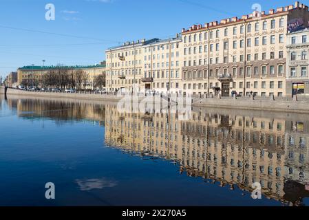 SANKT PETERSBURG, RUSSLAND - 22. MÄRZ 2020: Obuchowskaja-Platz und der Uferdamm des Fontanka an einem sonnigen Apriltag Stockfoto