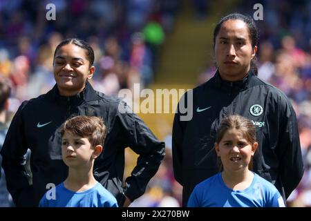 Barcelona, Spanien, 20. April 2024: Jess Carter (7 Chelsea) und Mayra Ramirez (35 Chelsea) während des Fußballspiels der UEFA Women's Champions League zwischen FC Barcelona und Chelsea FC bei den Estadi Olimpic Lluis Companys in Barcelona, Spanien (Judit Cartiel/SPP) Stockfoto