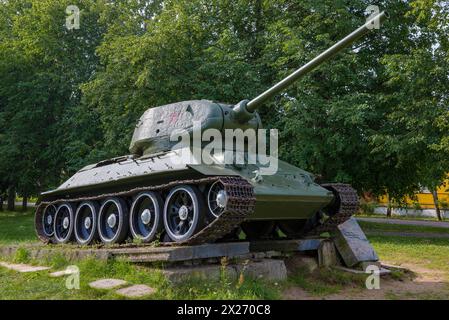 GDOV, RUSSLAND - 19. JULI 2020: T-34-85 - Tankdenkmal Close-up Juli Tag Stockfoto