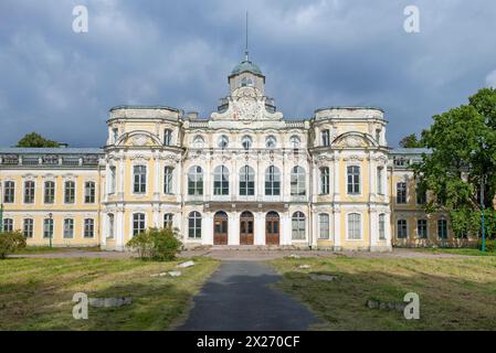 PETRODVORETS, RUSSLAND - 16. SEPTEMBER 2020: Fassade des alten Landpalastes des Anwesens Znamenka an einem Septembertag. Peterhof Stockfoto