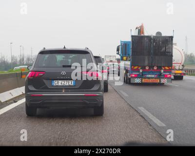 Mailand, Italien - 26. April 2023 Verkehrsstau nähert sich einer Mautstelle mit einem Navigationsgerät im Vordergrund, Autobahn A1 Stockfoto