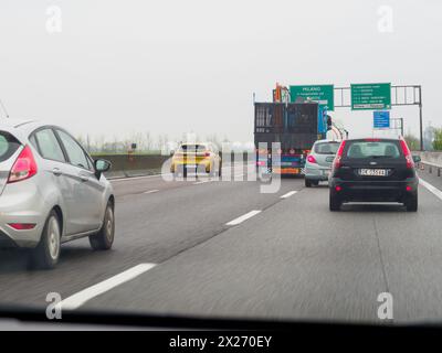 Mailand, Italien - 26. April 2023 Umlauf auf einer Autobahn bei bewölktem Wetter, Autobahn A1 A8 bei Mailand, Italien Stockfoto