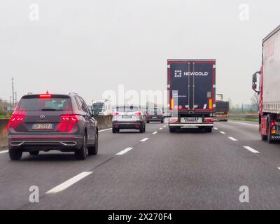 Mailand, Italien - 26. April 2023 nach einem Auto auf einer Autobahn bei bewölktem Wetter, Autobahn A1 A8 in der Nähe von Mailand, Italien Stockfoto