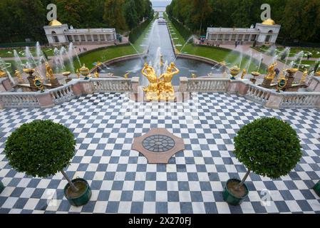 PETRODVORETS, RUSSLAND - 16. SEPTEMBER 2020: Blick von oben auf die Grand Cascade Terrasse an einem bewölkten Septembernachmittag. Schloss Peterhof und Parkkomplex Stockfoto