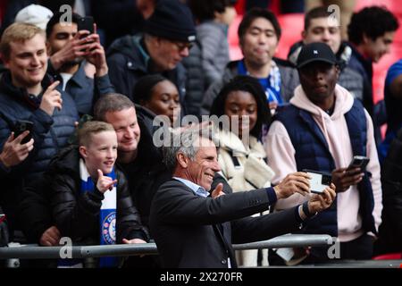 LONDON, Großbritannien - 20. April 2024: Der ehemalige Chelsea-Spieler Gianfranco Zola macht ein Selfie mit Fans vor dem Halbfinalspiel des Emirates FA Cup zwischen Manchester City FC und Chelsea FC im Wembley Stadium (Credit: Craig Mercer/ Alamy Live News) Stockfoto