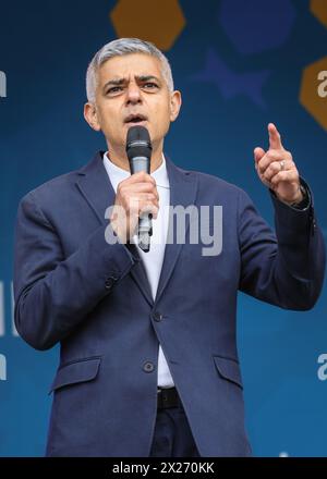 London, Großbritannien. April 2024. Der Bürgermeister spricht, einschließlich einer wiederholten Forderung nach einem Waffenstillstand in Gaza. Sadiq Khan, Bürgermeister von London, der am 2. Mai für die Wiederwahl kandidiert, spricht beim Eid in the Square Festival und interagiert dann mit den Massen für Chats und Selfies, bevor er einige der Bühnenaufführungen ansieht. Das kostenlose, jährliche Festival des Bürgermeisters von London kehrt zum 19. Jahr zurück, um das Ende des Ramadan, dem heiligen Monat des Fastens, zu feiern. Quelle: Imageplotter/Alamy Live News Stockfoto