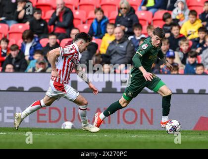 Alfie Devine von Plymouth Argyle Attacking during the Sky Bet Championship Match Stoke City vs Plymouth Argyle im Bet365 Stadium, Stoke-on-Trent, Großbritannien, 20. April 2024 (Foto: Stan Kasala/News Images) in , am 20.04.2024. (Foto: Stan Kasala/News Images/SIPA USA) Stockfoto