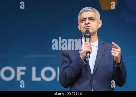London, Großbritannien. April 2024. Der Bürgermeister spricht, einschließlich einer wiederholten Forderung nach einem Waffenstillstand in Gaza. Sadiq Khan, Bürgermeister von London, der am 2. Mai für die Wiederwahl kandidiert, spricht beim Eid in the Square Festival und interagiert dann mit den Massen für Chats und Selfies, bevor er einige der Bühnenaufführungen ansieht. Das kostenlose, jährliche Festival des Bürgermeisters von London kehrt zum 19. Jahr zurück, um das Ende des Ramadan, dem heiligen Monat des Fastens, zu feiern. Quelle: Imageplotter/Alamy Live News Stockfoto