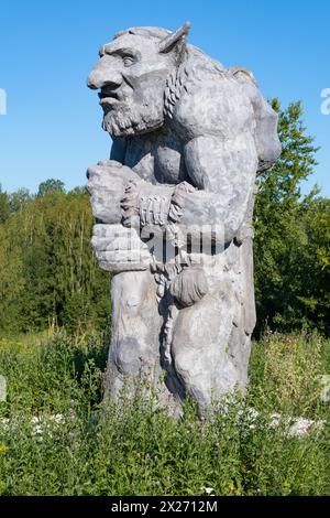 SHEVELEVO, RUSSLAND - 5. AUGUST 2023: Skulptur eines Steintrolls an einem sonnigen Sommertag. Ethnopark Holmgård. Region Nowgorod Stockfoto