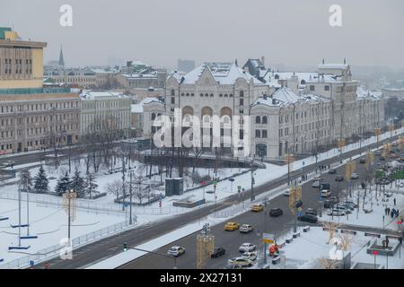 MOSKAU, RUSSLAND - 06. JANUAR 2024: Das alte Gebäude des Polytechnischen Museums in der Stadtlandschaft an einem düsteren Januartag Stockfoto