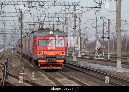 PETRO-SLAVJANKA, RUSSLAND - 4. MÄRZ 2024: Nähert sich einem Vorortzug ET2M an einem Märztag Stockfoto