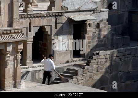 Abhaneri, Rajasthan, USA. März 2024. Die Chand Baori treten gut in das Dorf Abhaneri im indischen Bundesstaat Rajasthan. März 2024. Einer der größten Stufenbrunnen der Welt, wurde im 9. Jahrhundert n. Chr. von König Chanda erbaut. Sie wurde gebaut, um Wasser zu sparen und die Hitze zu entlasten. Mehr als 3.500 Stufen hinunter in 13 Ebenen oder etwa 30 Meter (Foto: © Mark Hertzberg/ZUMA Press Wire) NUR REDAKTIONELLE VERWENDUNG! Nicht für kommerzielle ZWECKE! Stockfoto