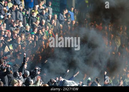 Den Haag, Niederlande. April 2024. DEN HAAG, NIEDERLANDE - 20. APRIL: Fans und Unterstützer von ADO den Haag und einige Smoke beim niederländischen Keuken Kampioen Divisie Spiel zwischen ADO den Haag und FC Eindhoven im Bingoal Stadion am 20. April 2024 in den Haag, Niederlande. (Foto von Hans van der Valk/Orange Pictures) Credit: Orange Pics BV/Alamy Live News Stockfoto