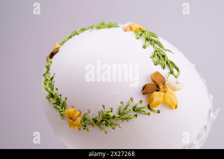 Sammlung von bunten handgemalten dekorierten ostereiern auf weißem Hintergrund Ausschnittfeile. Set mit Muster und Blumenmuster. Viele verschiedene Designs. Modellvorlage für Bilddesign Stockfoto