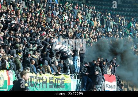 Den Haag, Niederlande. April 2024. DEN HAAG, NIEDERLANDE - 20. APRIL: Fans und Unterstützer des ADO den Haag beim niederländischen Keuken Kampioen Divisie Spiel zwischen ADO den Haag und FC Eindhoven im Bingoal Stadion am 20. April 2024 in den Haag, Niederlande. (Foto von Hans van der Valk/Orange Pictures) Credit: Orange Pics BV/Alamy Live News Stockfoto