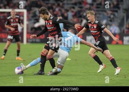 Parramatta, Australien. April 2024. Milos Ninkovic (L), Oscar James Moncrieff Priestman (R) vom Western Sydney Wanderers FC und Mathew Allan Leckie (M) vom Melbourne City FC sind während des Spiels der Isuzu UTE A-League 2023-24 in der Runde 25 zwischen Western Sydney Wanderers FC und Melbourne City FC im CommBank Stadium zu sehen. Endergebnis: Melbourne City FC 2:1 Western Sydney Wanderers FC. Quelle: SOPA Images Limited/Alamy Live News Stockfoto