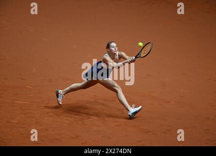 Stuttgart, Deutschland. April 2024. Tennis: WTA Tour - Stuttgart, Singles, Damen, Halbfinale. Kostyuk (Ukraine) - Vondrousova (Tschechische Republik). Marta Kostyuk in Aktion. Quelle: Marijan Murat/dpa/Alamy Live News Stockfoto