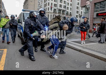 Berlin, Deutschland. April 2024. Pro-palästinensische Demonstranten versammelten sich am Potsdamer Platz im Rahmen eines bundesweiten Protestes, der Deutschland dazu aufrief, Waffenlieferungen an Israel einzustellen. Die Kundgebung, unter dem Motto: "Hör auf, Israel zu bewaffnen! Keine Waffen für Israel, "" ist ein bedeutender Moment der Solidarität für Gaza angesichts der anhaltenden Spannungen im Nahen Osten. (Kreditbild: © Michael Kuenne/PRESSCOV via ZUMA Press Wire) NUR REDAKTIONELLE VERWENDUNG! Nicht für kommerzielle ZWECKE! Stockfoto