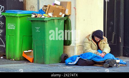 Glasgow, Schottland, Großbritannien. 20h April 2024: UK Wetter: Sonnig in der Stadt, da Einheimische und Touristen die Sonne auf dem george Square genossen. Credit Gerard Ferry/Alamy Live News Stockfoto