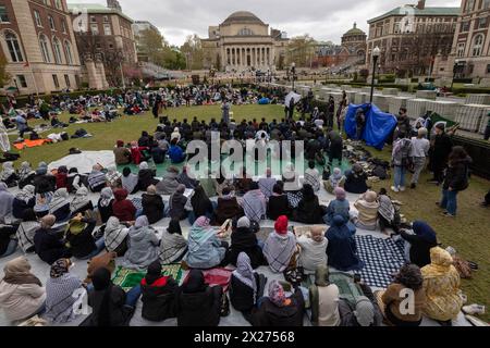 NEW YORK, NEW YORK - 19. APRIL: Studenten und pro-palästinensische Aktivisten beten auf dem Campus der Columbia University für einen dritten Tag, um gegen die Haltung der Universität zu Israel am 19. April 2024 in New York zu protestieren. Die Universitätsverwaltung forderte das NYPD auf, eine pro-palästinensische Campusdemonstration am 18. April freizugeben und verhaftete über 100 Studenten und Demonstranten. (Foto: Michael Nigro/SIPA USA) Credit: SIPA USA/Alamy Live News Stockfoto